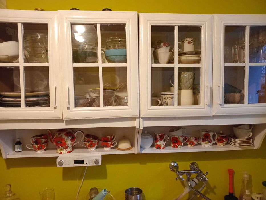 Szafki kuchenne, zlew i czerwone blaty