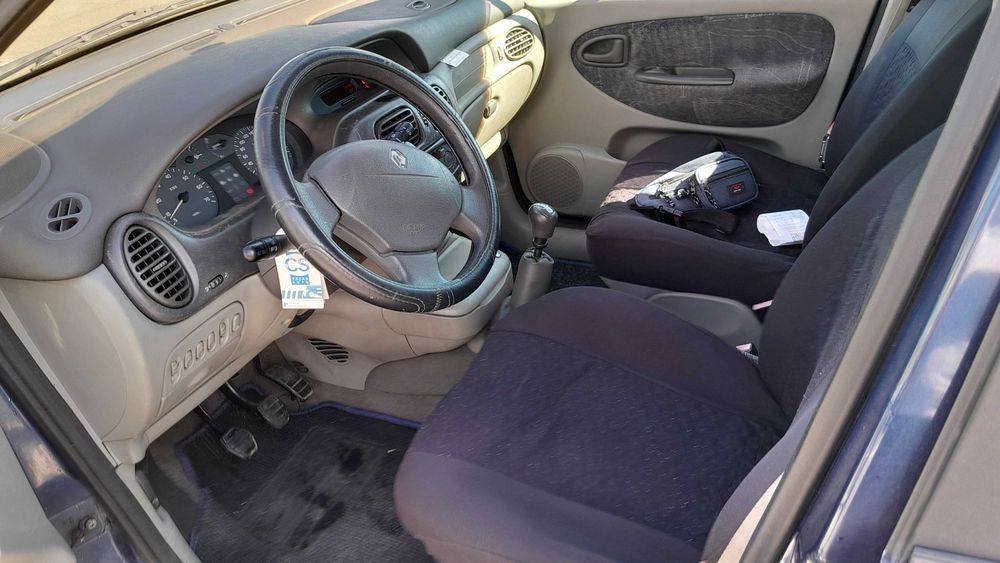 Vendo Renault Scénic 1.4 gasolina, versão Expression, ano 2002.