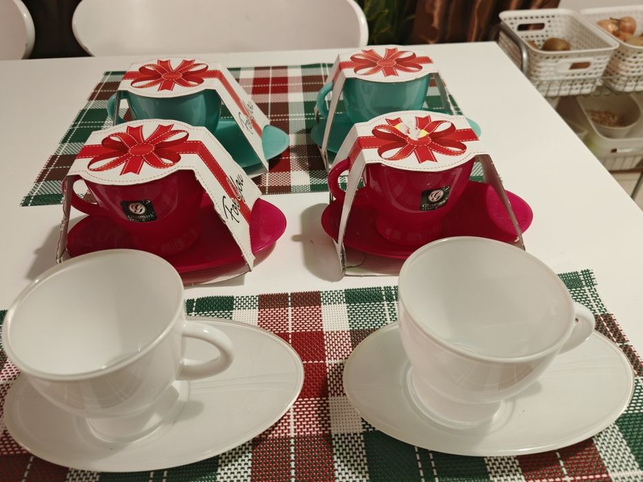 Filiżanki z podstawkiem