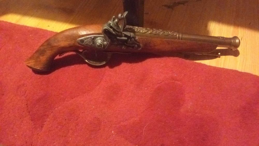 Réplica de pistola pederneira do século XIII