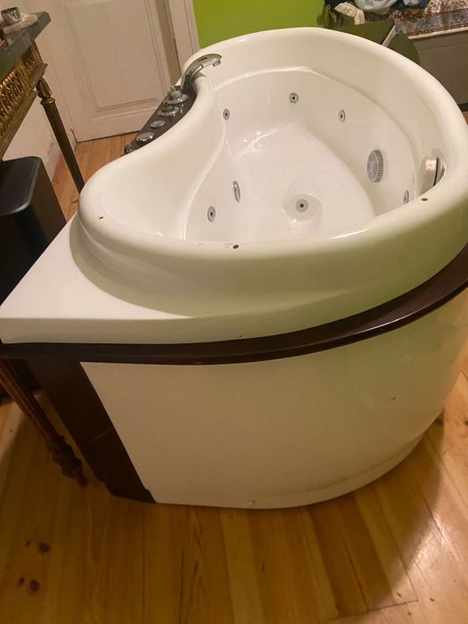 Oportunidade: Banheira de Hidromassagem com Deck de Madeira (Design Luxo)