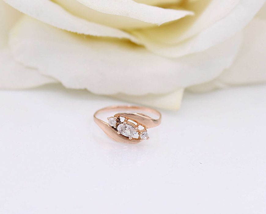 Złoty pierścionek p.585/1,36g z cyrkoniami na froncie