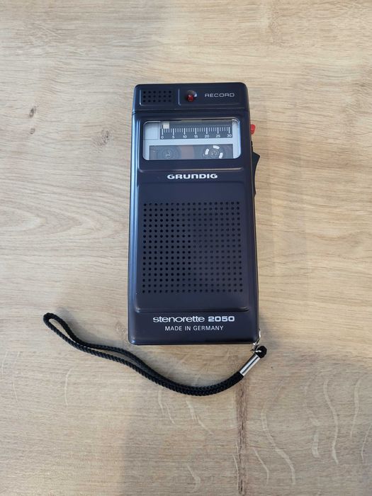 stary dyktafon Grundig