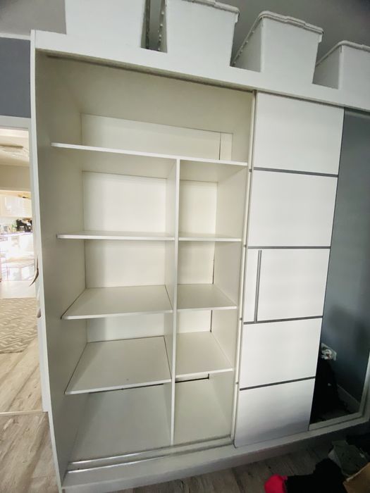 Szafa przesuwna z lustrem