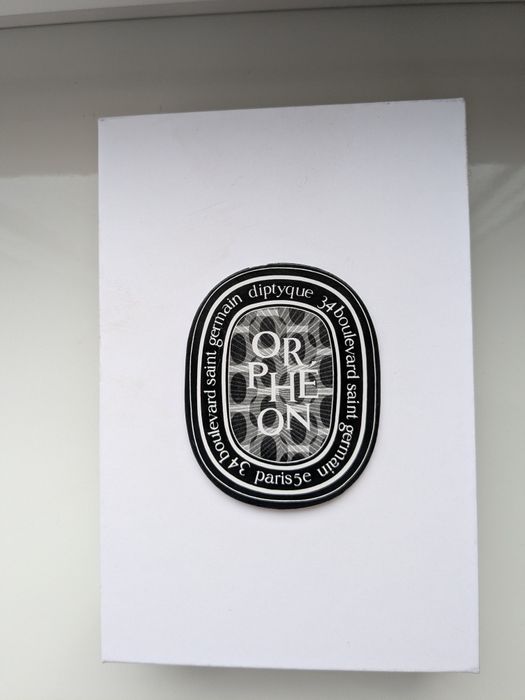 Коробочки від парфумів.