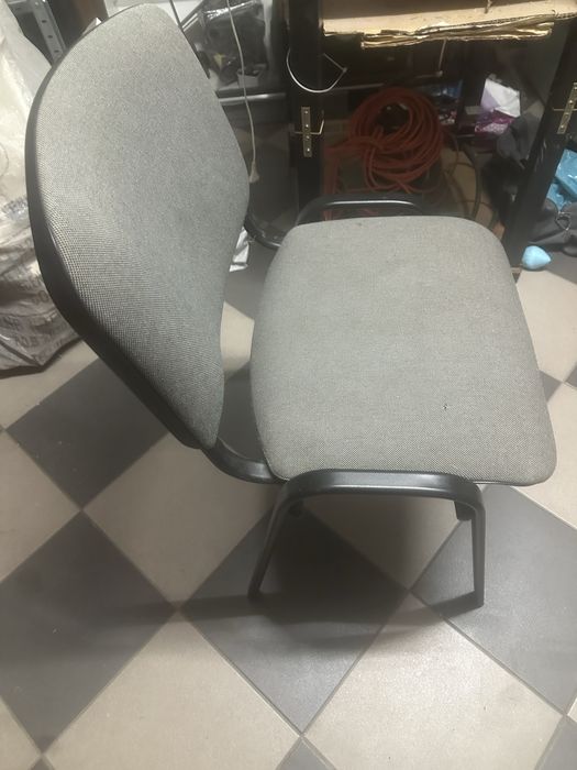 Krzesło szare biurowe