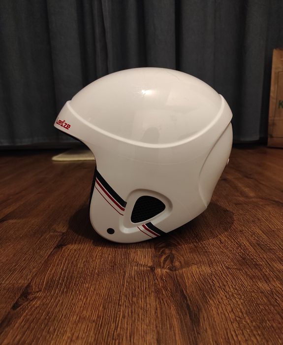 Biały kask narciarski