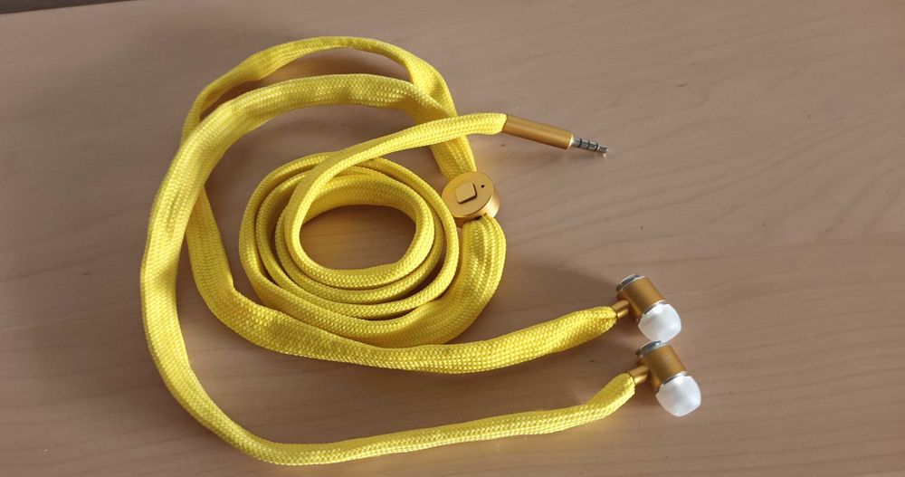 Auscultadores auriculares amarelos e dourados