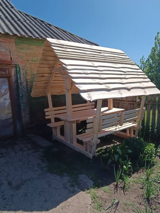 Стіл садовий під дахом