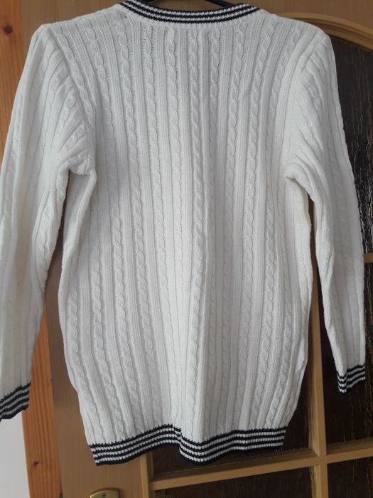 Sprzedam biały swetr z granatowym dodatkami