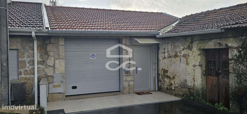 Moradia em Banda Restaurada T2+1 em Selho São Cristovão - Guimarães