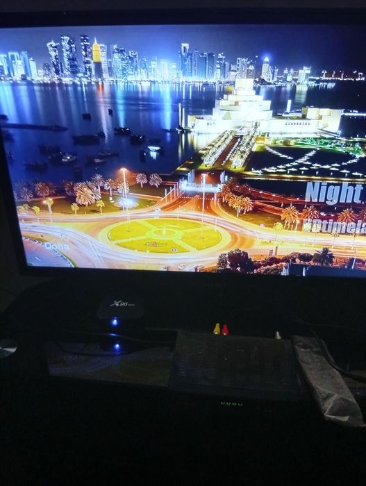 Телевізор  із столиком. Тел. Самсунг діагональ 84см