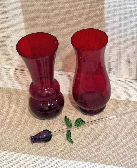 Zestaw 2 wazonów / flakonów ze starego szkła, kolor rubinowy czerwień