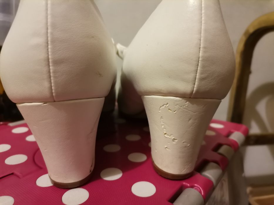 Białe czółenka Graceland