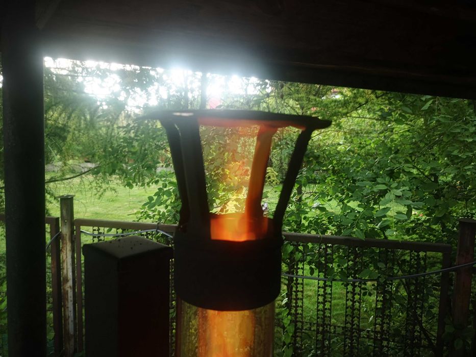 Parasol grzewczy promiennik ogrodowy na pellet palenisko kominek.