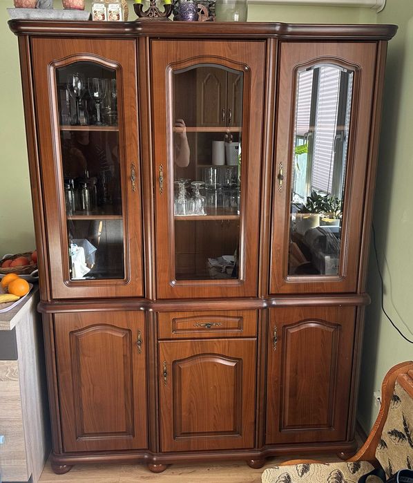 Szafa, ciemno brązowy mebel kuchenny, do pokoju.