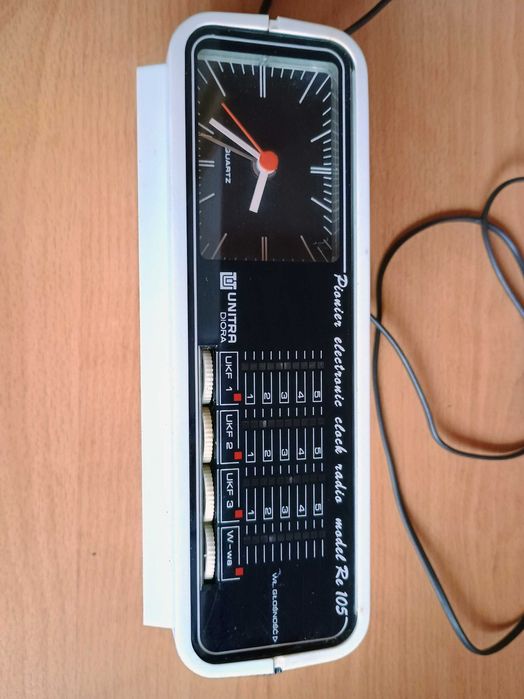 Radio Unitra Diora RE-105 z zegarkiem