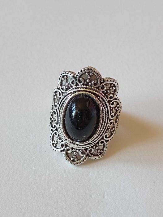 Duży grawerowany pierścień