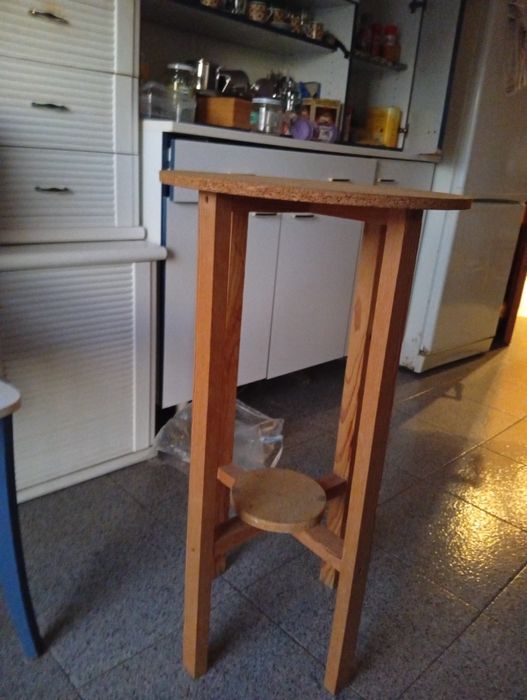 Mesa de canto de madeira (com lenço e bordado incluído)