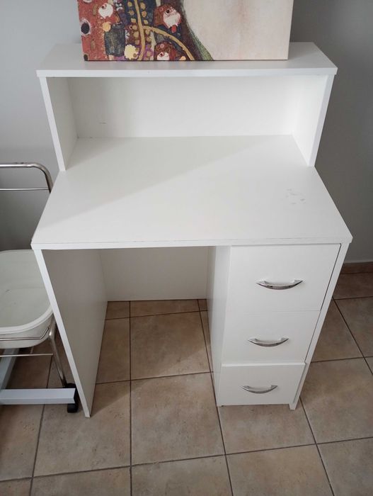 Biurko kosmetyczne wyposażenie zakladu