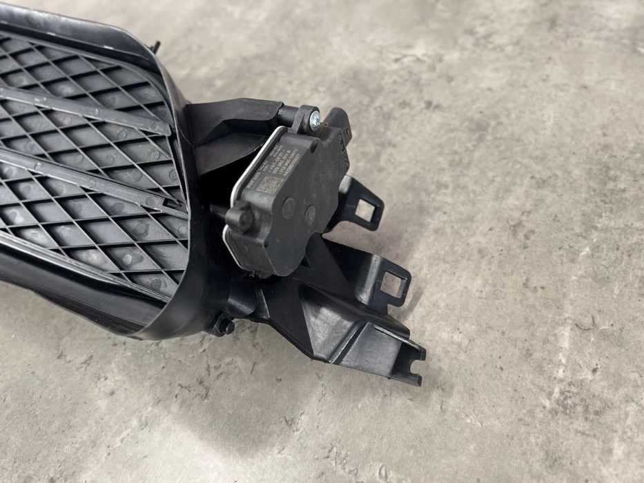 Повітрозабірник ( малий з моторчиком ) - Tesla Model S  / 1058007-00-J