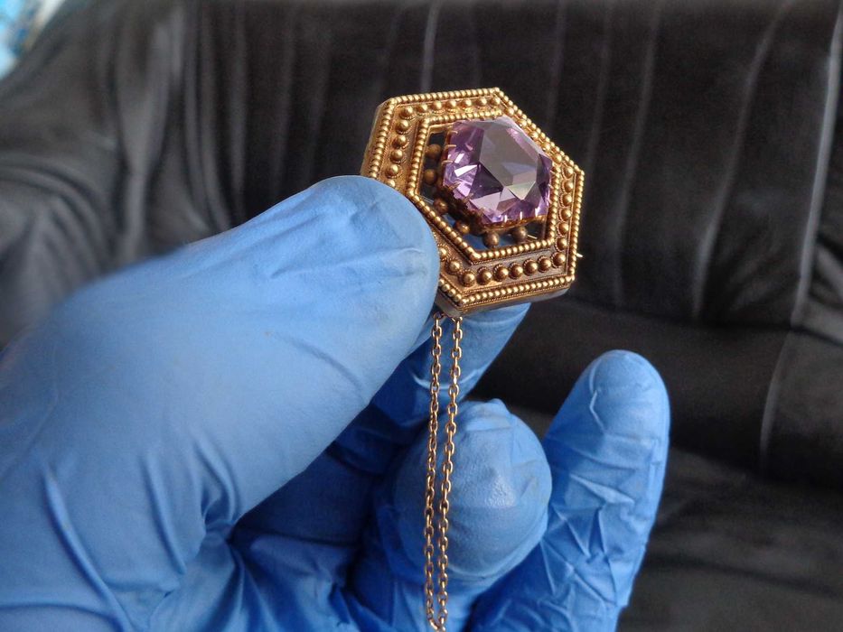 Broszka złota z ametystem