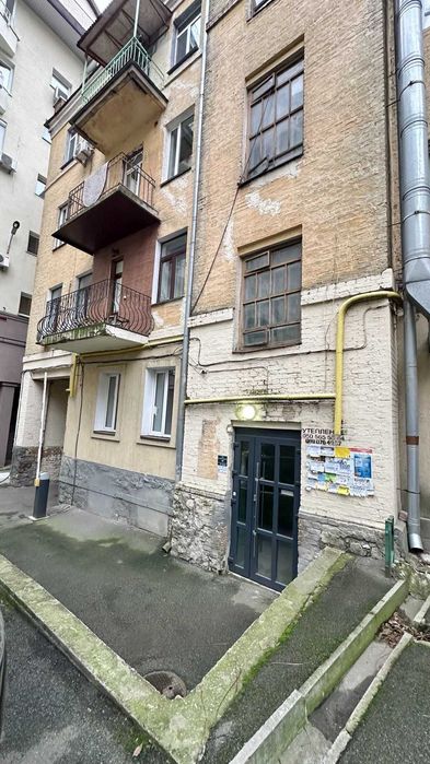 Без% Фото реал 51,3м2 2/4пов фасад ж/ф 3к офіс Шевченківський центр