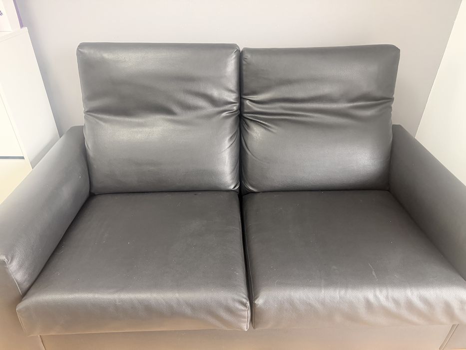 Sofá 2 Lugares em Pele Preta – Excelente Estado