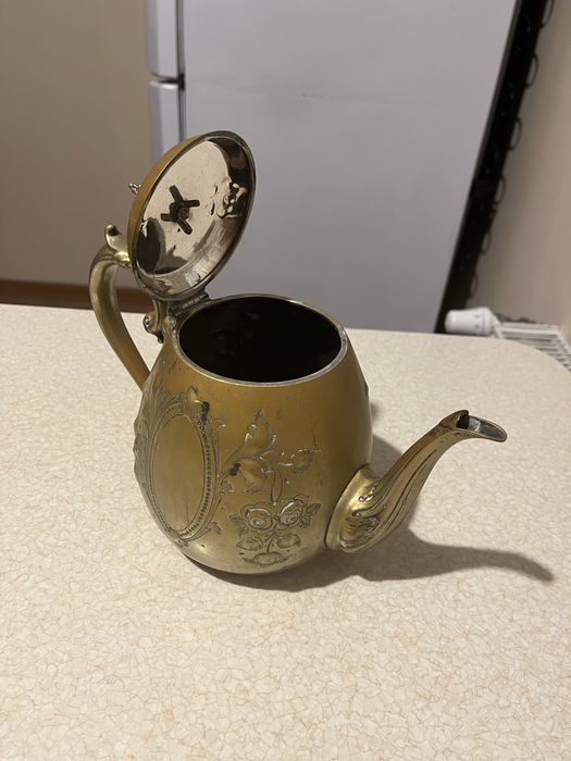 Mosiężny czajnik imbryk grawerowany