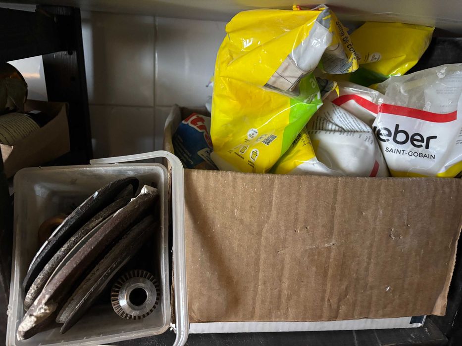 Lote de Ferramentas e materiais de construção