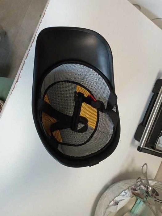 Capacete para mota, bicicleta ou trotinetes de cor preta