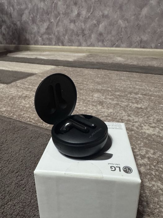Бездротові навушники LG Tone Free HBS-FN6 + кейс і вся комплектація