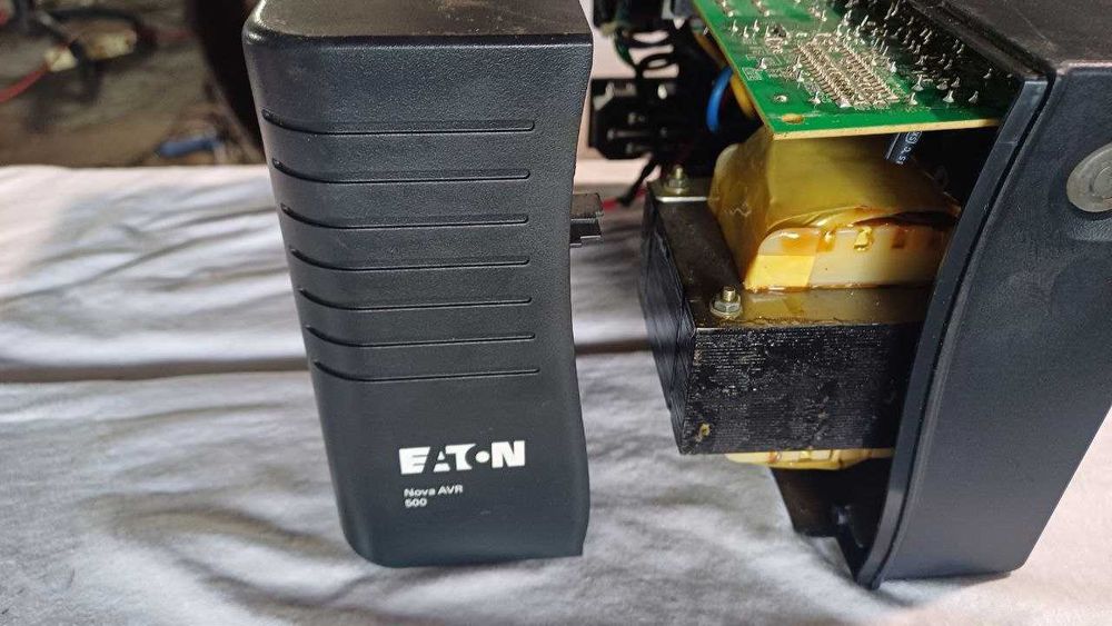 UPS Eaton Nova AVR 500 (SEM Batteria)