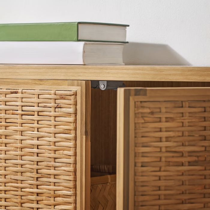 Armário IKEA FRYKSAS em Rattan – Muito Bom Estado
