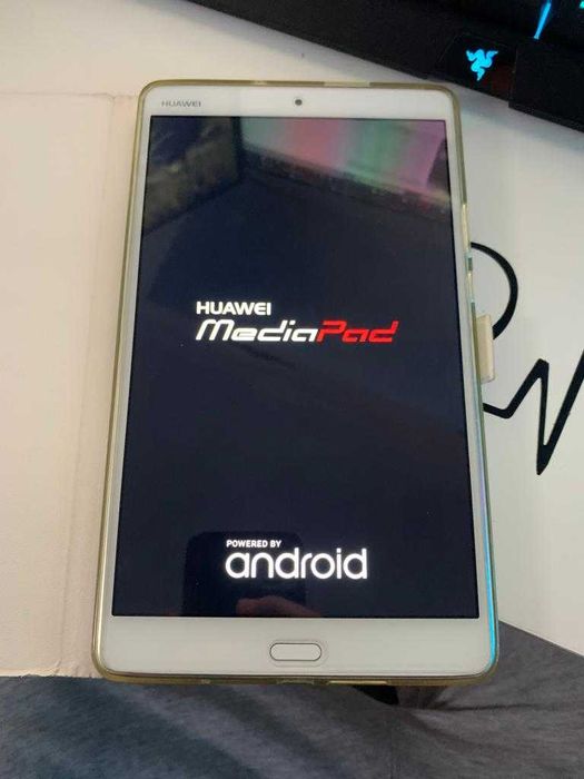 Huawei MediaPad M3 8.4 com capa e pelicula