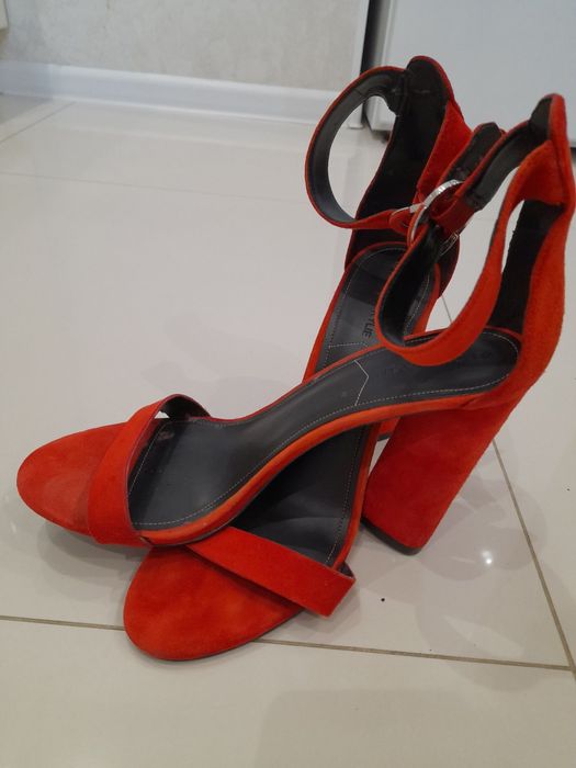 Фірменні  жіночі босоніжки  .