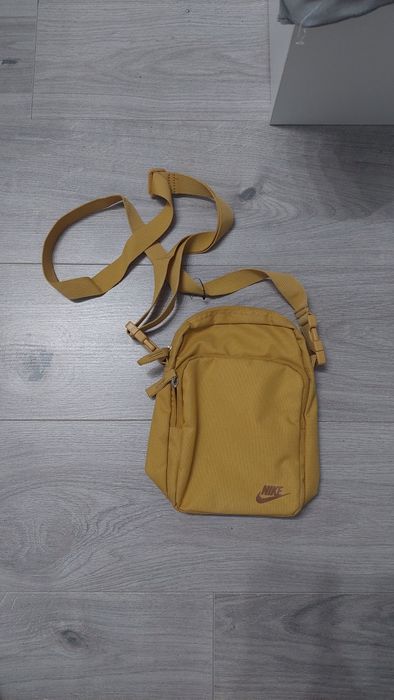 Torebka Mała saszetka Nike Unisex na lato miodowa