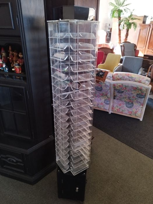 stojak ekspozycyjny obrotowy na małe drobne przedmioty