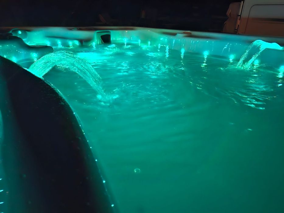Jacuzzi swim spa
