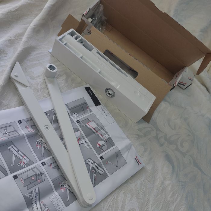 Доводчик дверний Dorma TS83EN3-6 BCA, білий та сірий кольори