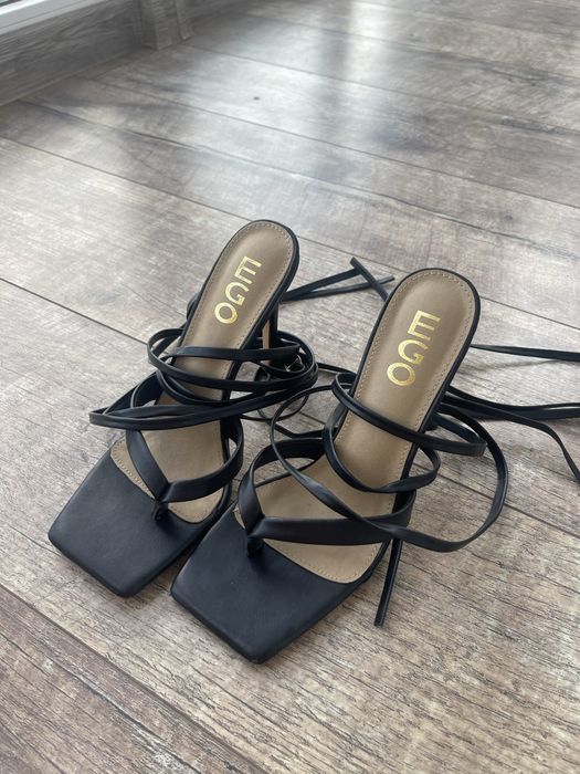 Босоніжки через палець зі шнурівкою