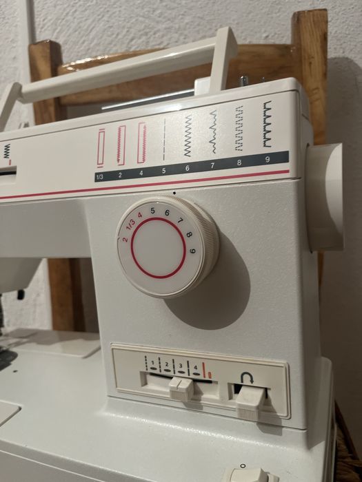 Máquina de costura SINGER com pedal