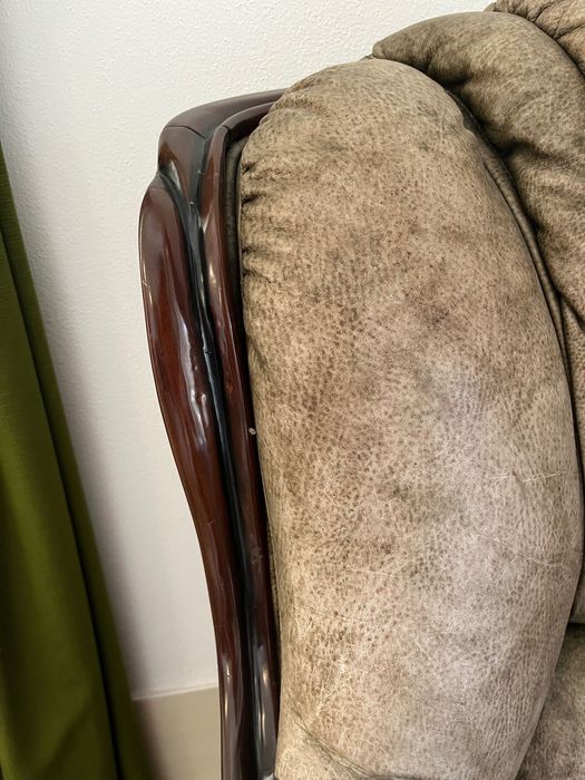 Poltrona em pele com estrutura de madeira