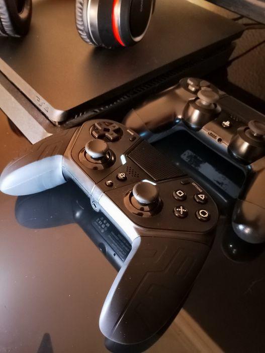 Vendo Consola PS4 slim 1T + 3 jogos de graça + 1 comando  original