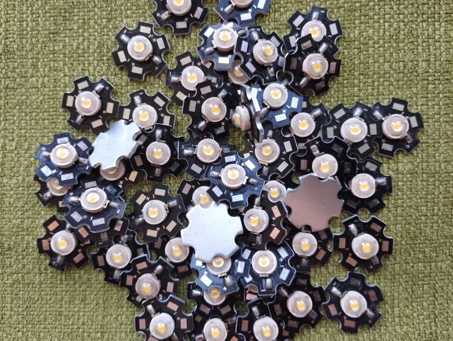 Светодиод 1 W 3.7 V на подложке ЛОТ -10 штук