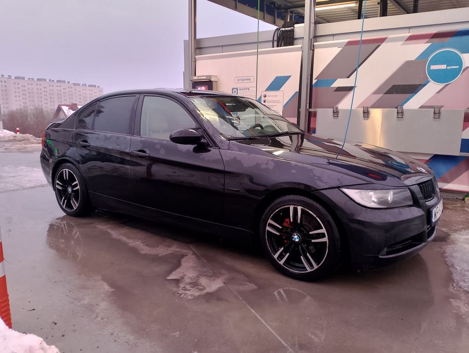 BMW E90 320d m47 duża Navi alufelgi podświetlane klamki szyberdach