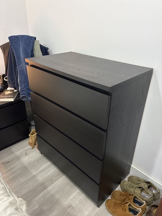 cómoda em preto Ikea de 4 gavetas