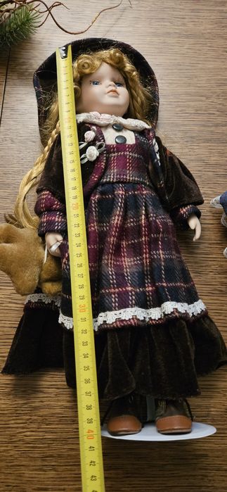 Lalka porcelanowa kolekcjonerska ze stojakiem