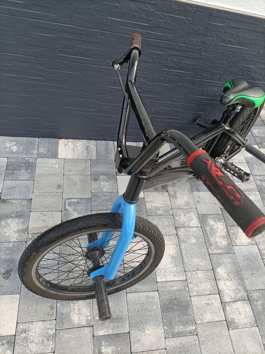 Rower BMX czarny.