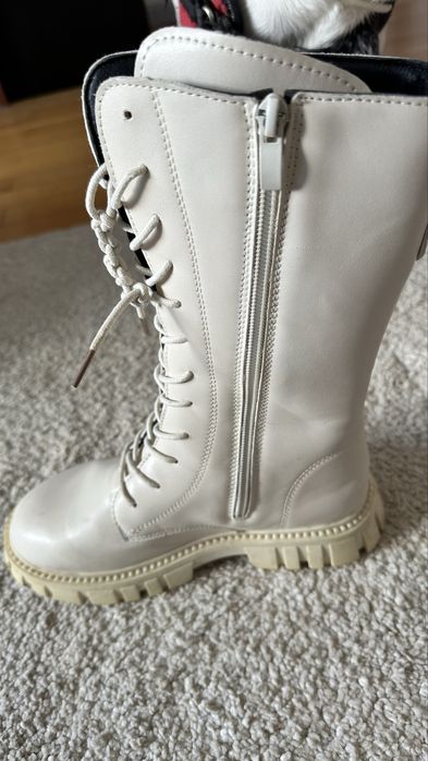 Botas brancas como novas